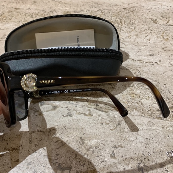 Brand new Vogue Polarized sunglasses in case with microfiber cloth - Picture 4 of 6